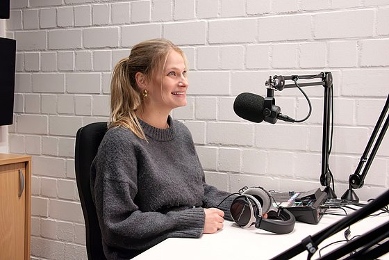 Emma bei der Podcast-Aufnahme im Studio